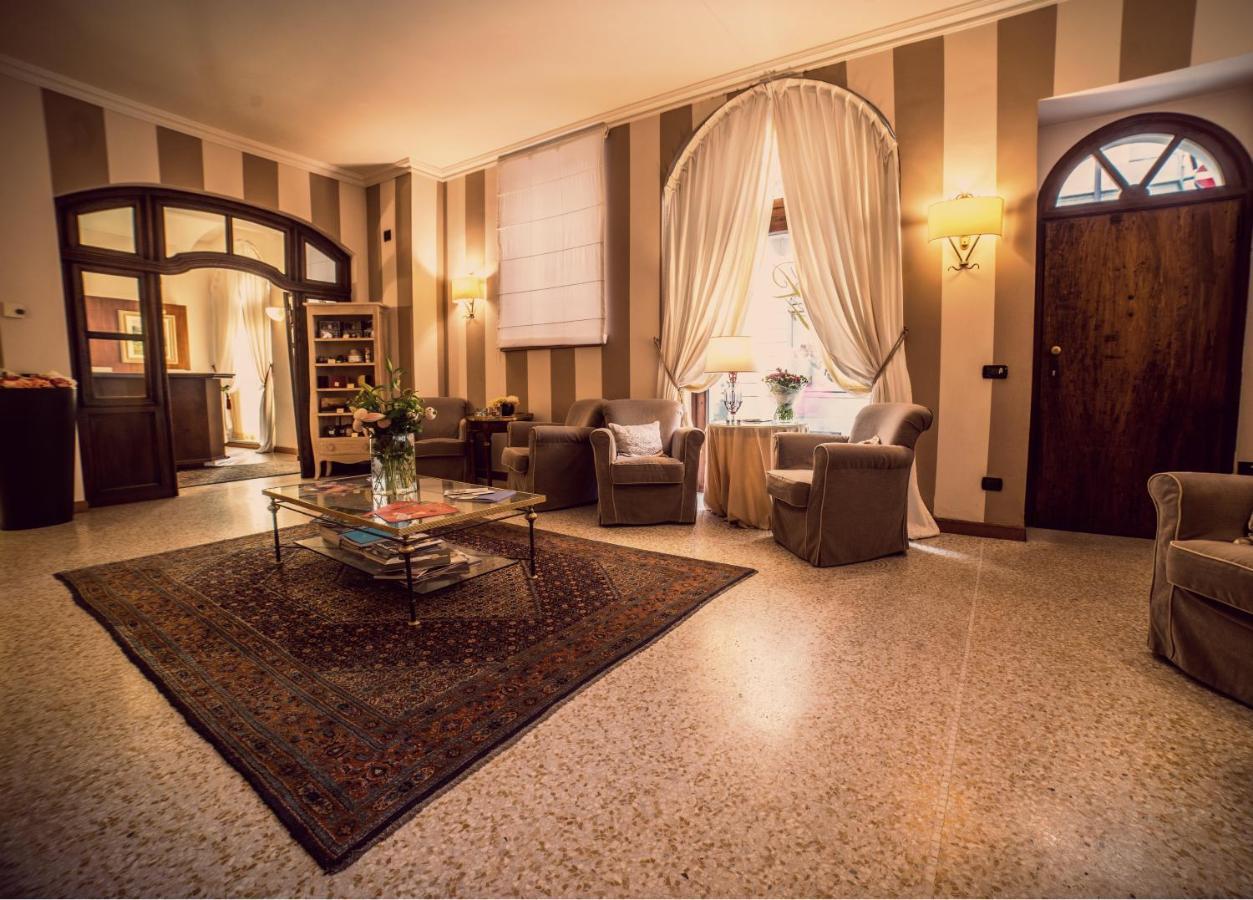 Palazzo Finati Bed and Breakfast Alba  Exteriör bild
