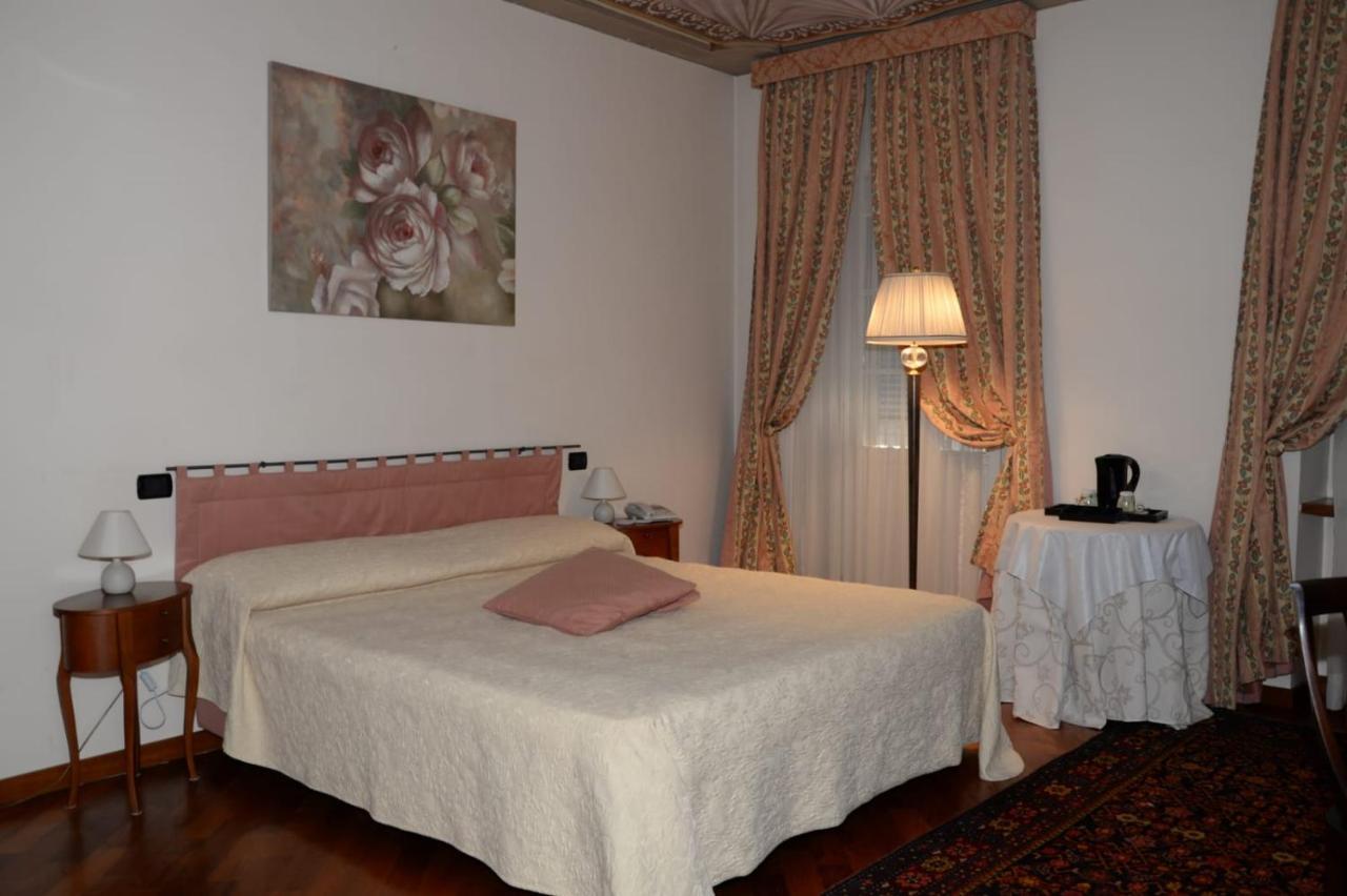 Palazzo Finati Bed and Breakfast Alba  Exteriör bild