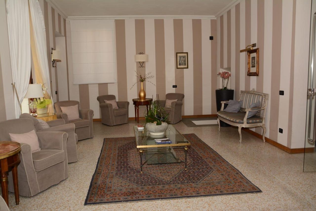 Palazzo Finati Bed and Breakfast Alba  Exteriör bild
