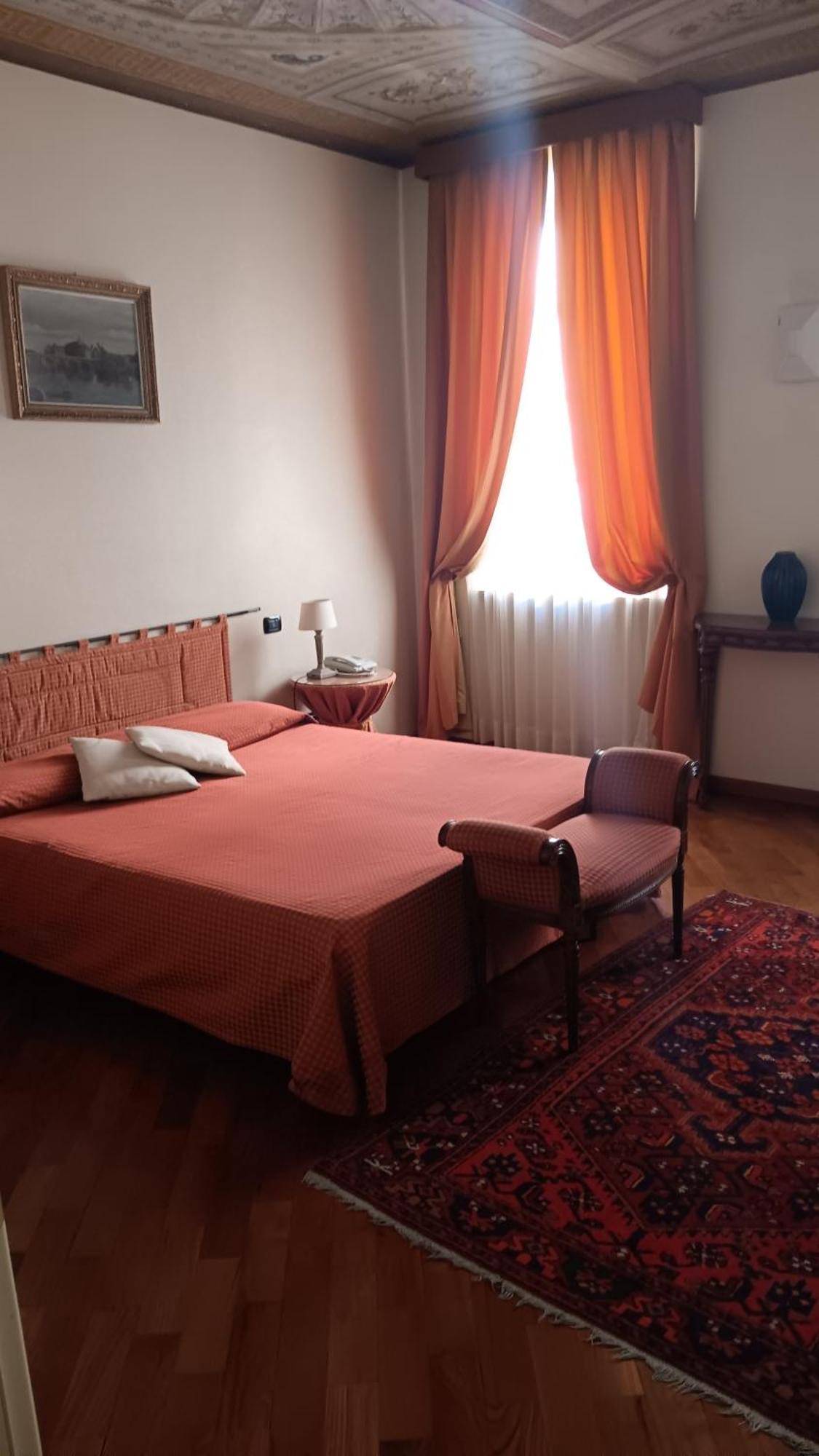 Palazzo Finati Bed and Breakfast Alba  Exteriör bild