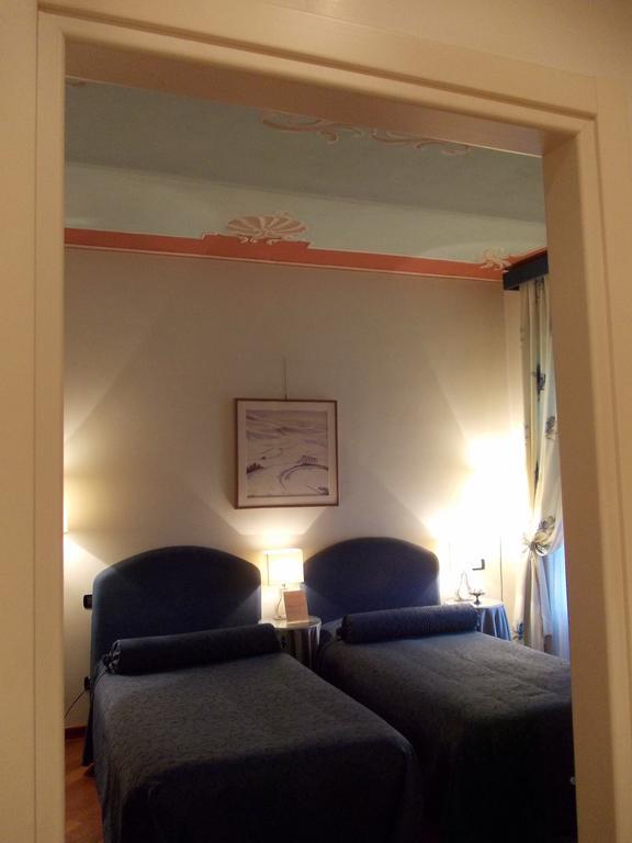 Palazzo Finati Bed and Breakfast Alba  Rum bild
