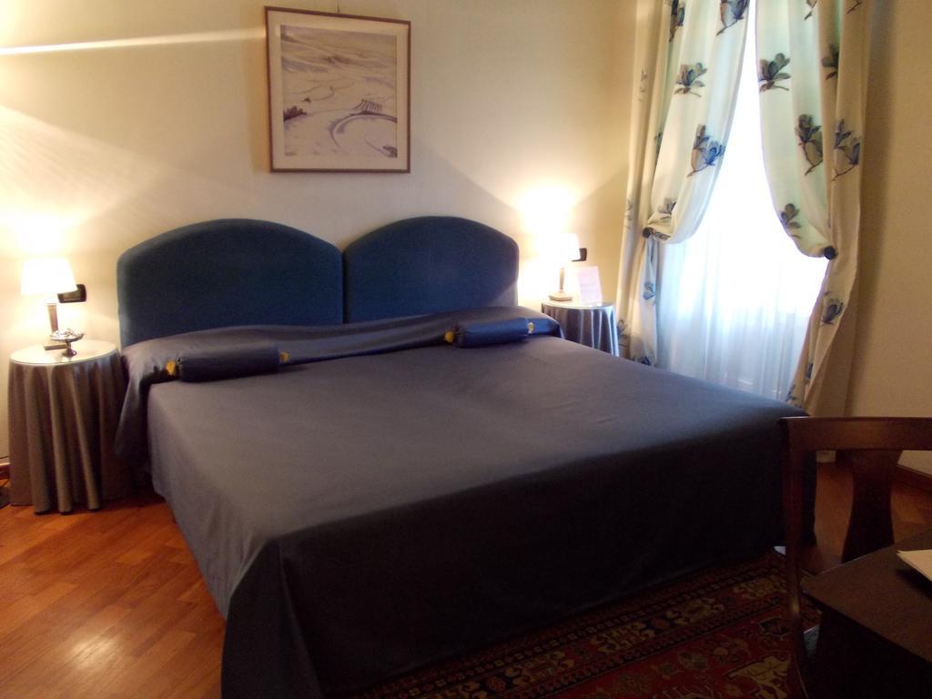 Palazzo Finati Bed and Breakfast Alba  Rum bild