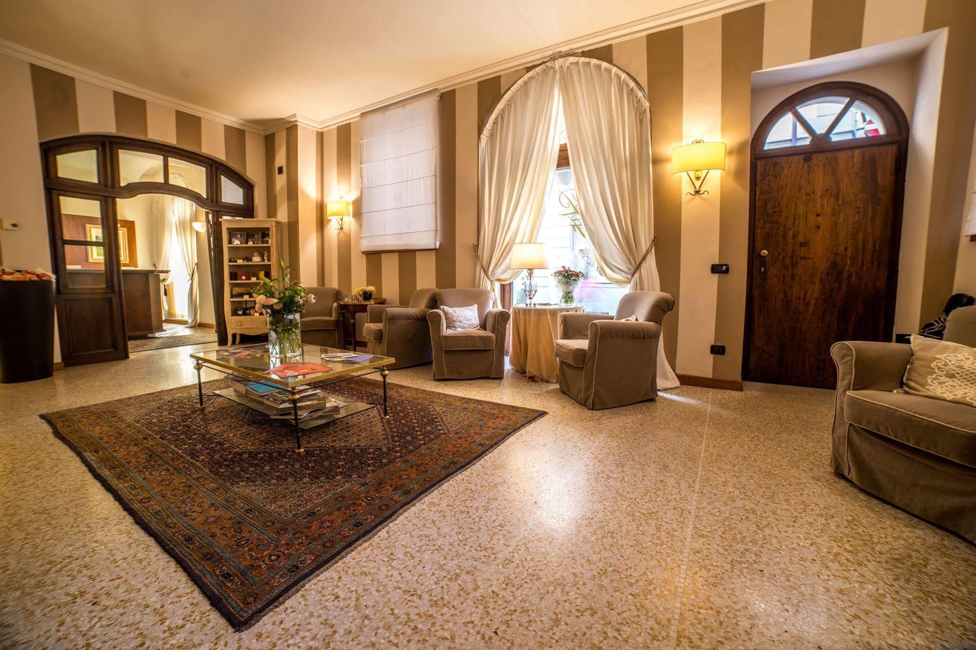 Palazzo Finati Bed and Breakfast Alba  Exteriör bild