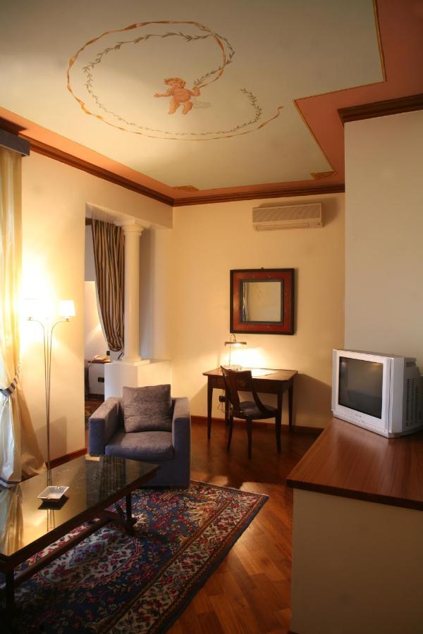 Palazzo Finati Bed and Breakfast Alba  Rum bild